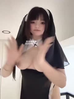 四川绵阳19岁大奶反差学生妹【黄涵妤】高中还没有毕业就已经欲求不满了，凭着自己的一对酥软大奶和清纯颜值，被金主砸重金拿下，被金主调教几天之后就变成了一只远程玩物，光天化日就能走在街上大玩露出！