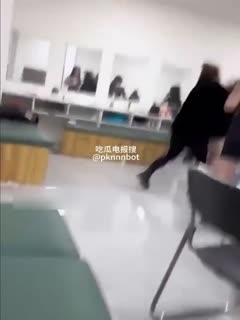 某会所小哥小姐姐在后台吵架，谁也不让着谁，两个人吵得面红耳赤，本来乍眼一看以为是那些老帅哥玩乐的场所，知道衣服被扒光才知道我肤浅了，一对超级大奶突然就弹了出来，小姐姐的争吵声顿时就听不见了，毕竟那两只奶子实在是太抢眼了