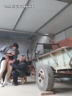 骚女人勾引老头摸逼