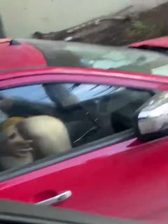 边.吃屌.边开.车，太.牛了