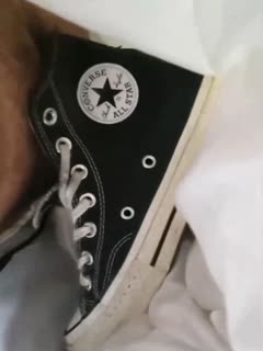 猥.琐变态.男有.色心没.色胆，把.精液射入，火车卧.铺上少女.的匡威.鞋里