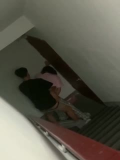 你们在楼道做爱，我怎么下楼啊？