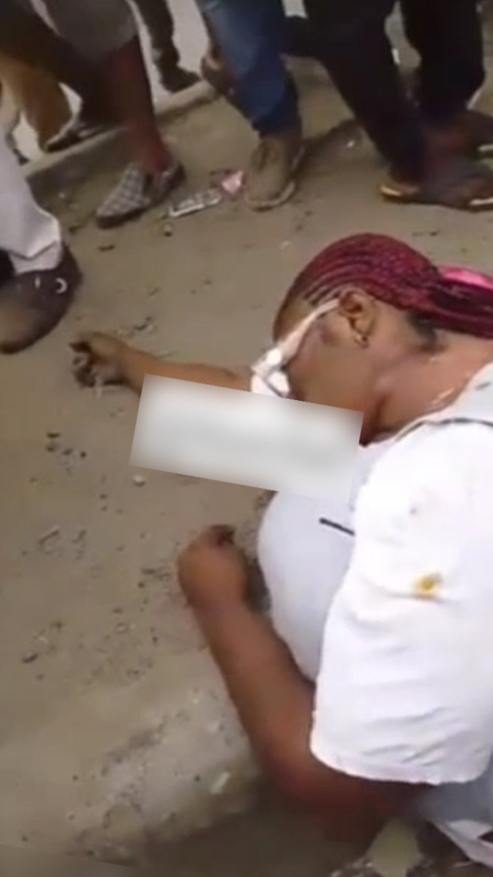 【血腥恐怖】尼日利亚重大车祸一妇女坐在货车前休息，由于视线盲区司机并未发现将其碾压成两截。