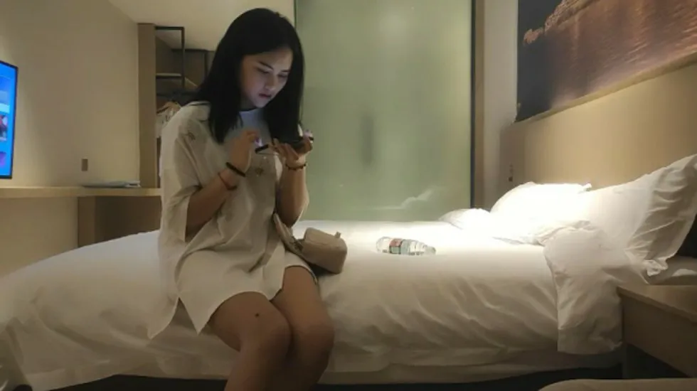 小马寻花约操漂亮美女,深喉口交后入撞击啊啊叫操的受不了。