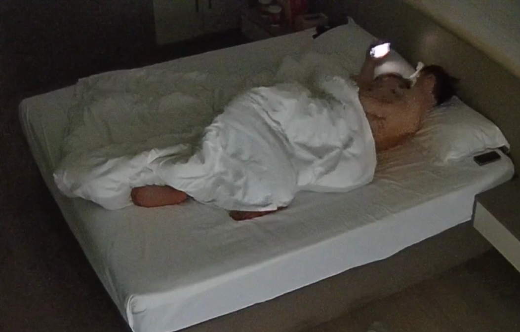 大学城 12-7 情侣洗完澡出来 男人舔了几下逼但没操 后面男人正在看手机 女人直接上来把男人推倒坐上去