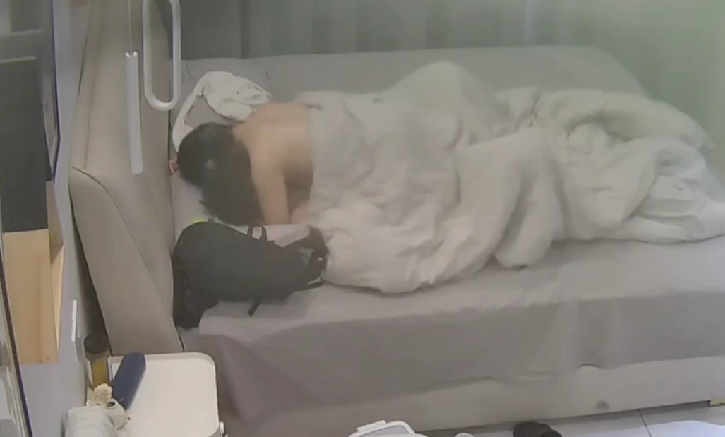 大学城 12-9 格子群美女衣服没脱就往被窝钻 用一招女上的姿势让男人直接缴械 下床后这大白屁股真好看