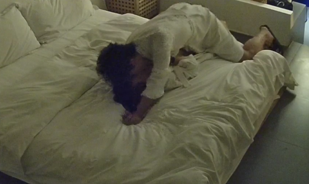 大学城 12-24 饥渴的学生情侣提前出来开房过平安夜 吃Apple要挨炮 进来没有多余的动作 洗澡操逼