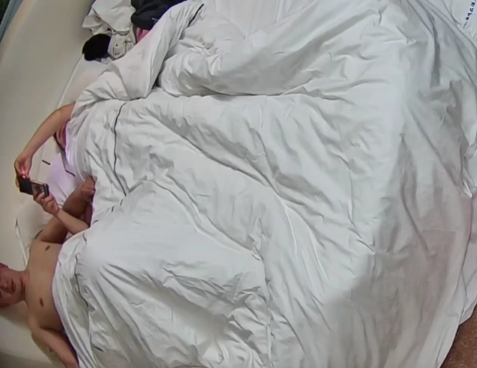 情趣台 1-21 中年夫妻打炮 两人是不是在备二胎 这激情不减 男人搞了半小时呢 内射都不带流出来的