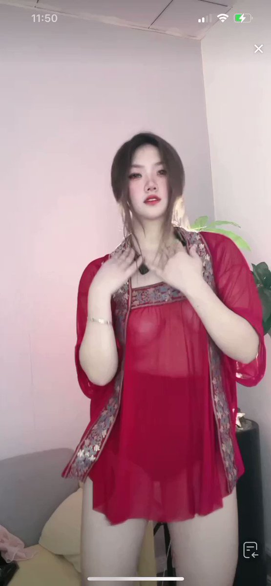 抖音直播 主播骚舞肚兜透视装露点