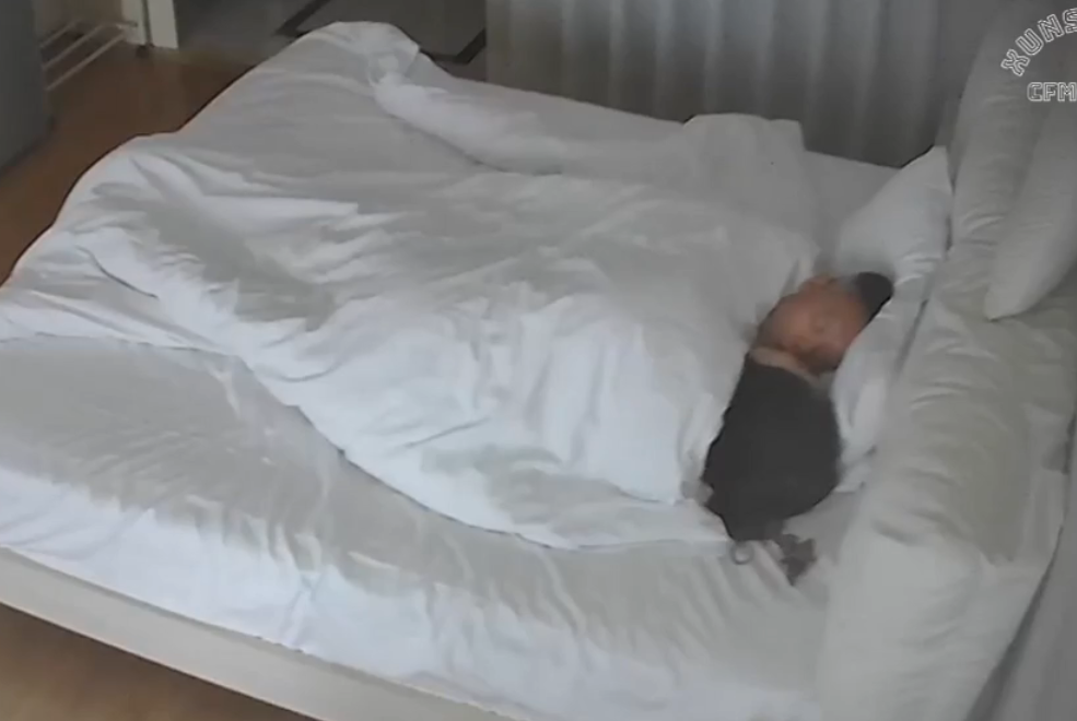 乐橙 2-4 老登带熟女少妇属出来开房操 女人开心得扭起来 老登有点猴急 在女下属的挑逗下居然完成两炮