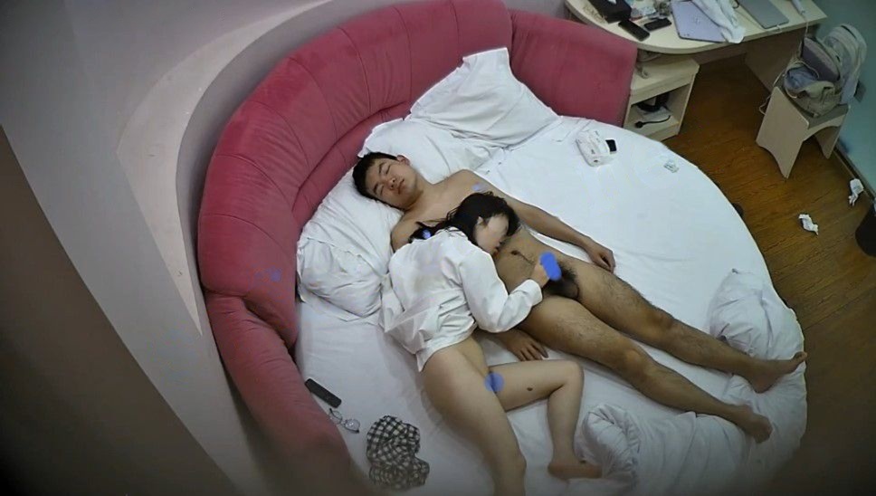 ⏪酒店偷拍⏩白袜少女被扶着女上打桩操穴