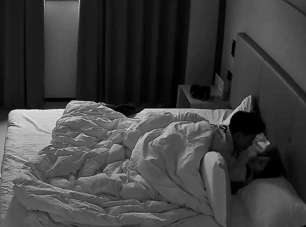 多彩大学城 4-8 身材苗条颜值在线的妹子 男人操 逼出汗了 一边挨操一边给男人擦汗 多少人的白月光